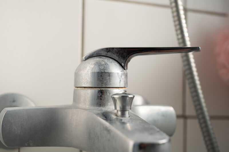 wat te doen tegen kalkaanslag in de badkamer